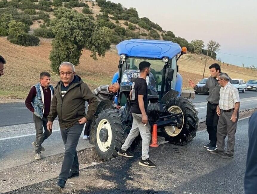 UŞAK (AA) – Uşak'ın Ulubey ilçesinde traktörle çarpışan otomobildeki karı