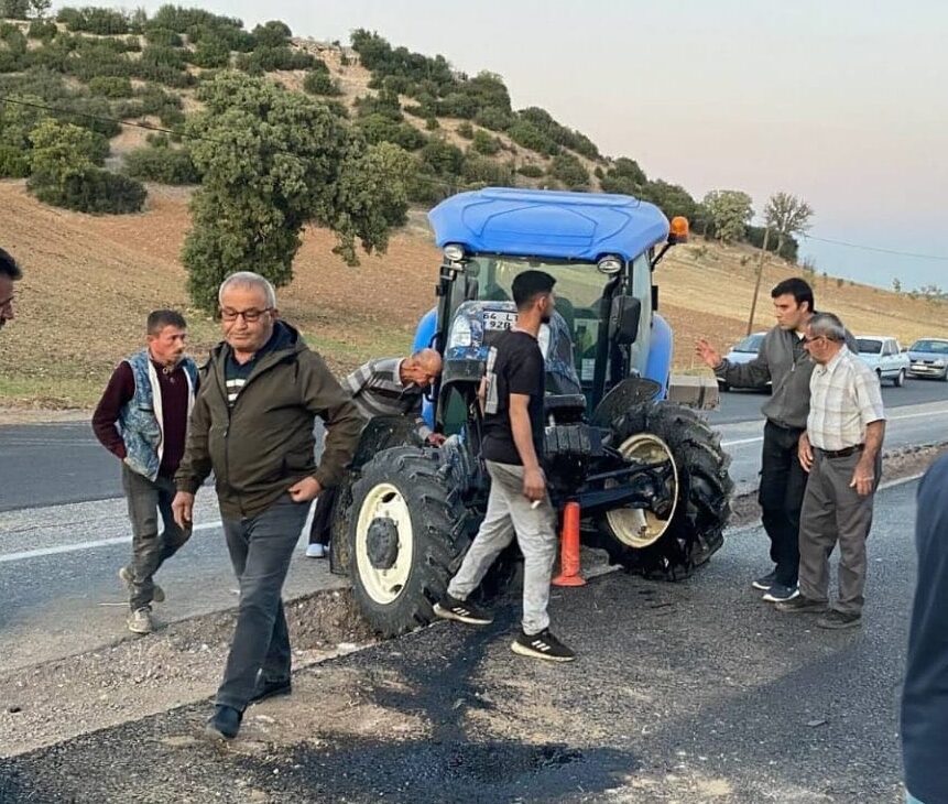 UŞAK (AA) – Uşak'ın Ulubey ilçesinde traktörle çarpışan otomobildeki karı