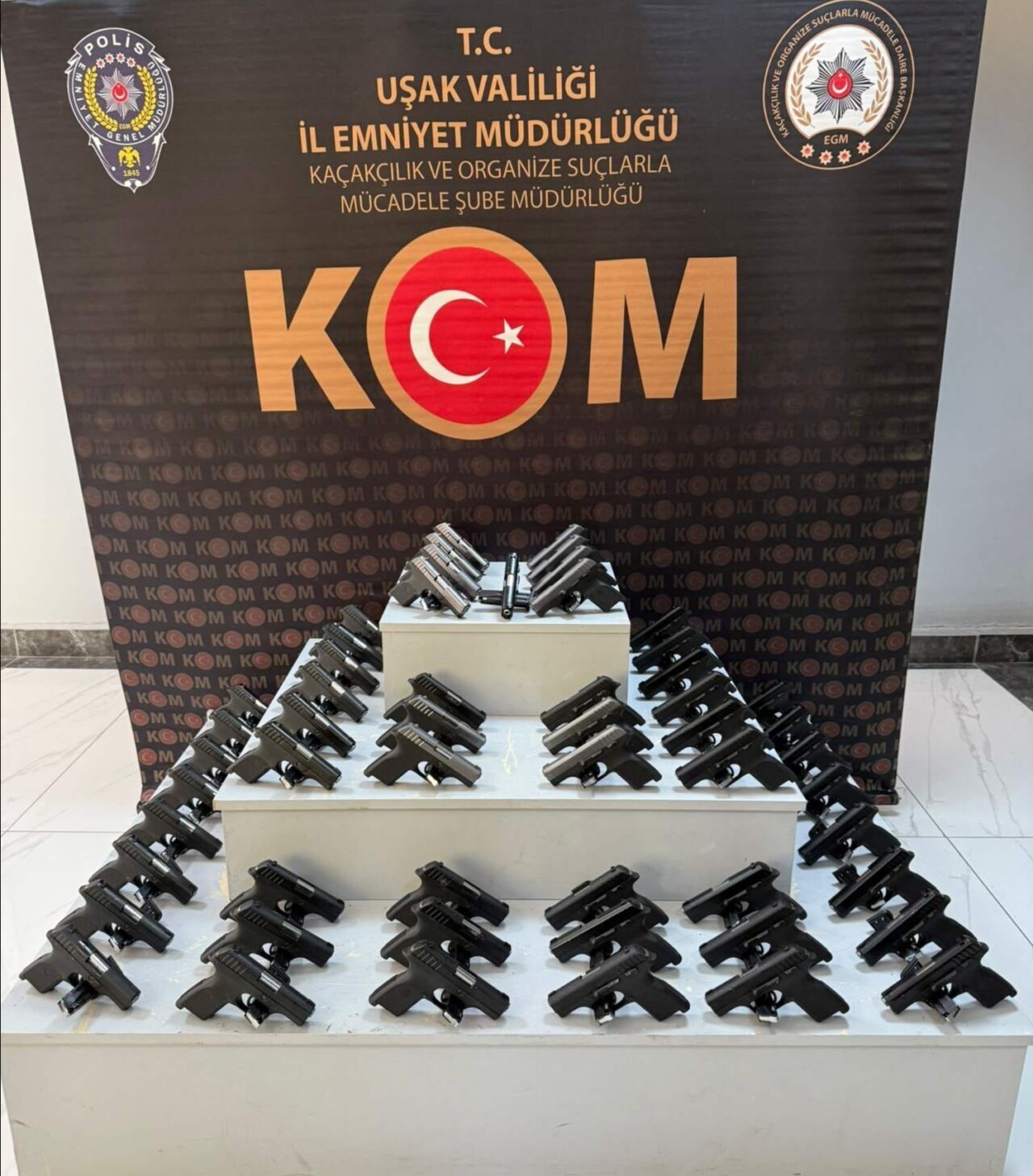 UŞAK (AA) – Uşak'ta, şehirler arası yolcu otobüsünde valizlerinde 55