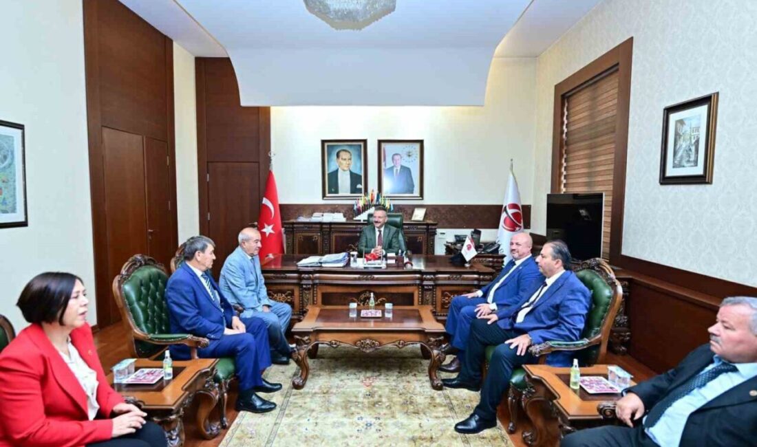 Eskişehir Valisi Hüseyin Aksoy muhtarlar heyetini makamında kabul ederek görevini