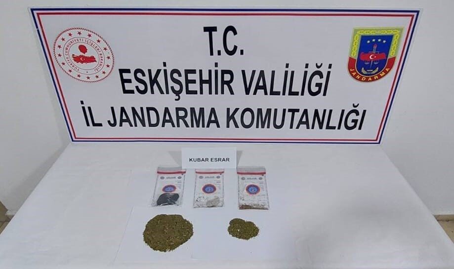 Eskişehir’de jandarma ekiplerince yol kontrolünde durdurulan bir aracın içerisindeki 6
