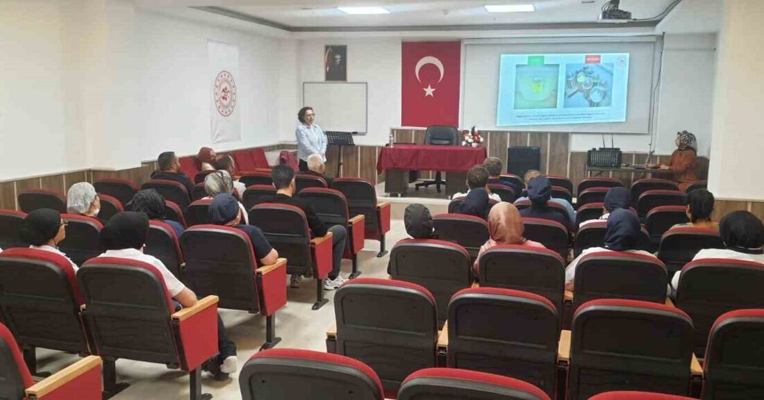 Eskişehir’deki öğrenci yurtlarında çalışan personele hijyen eğitimi verildi. Gençlik ve