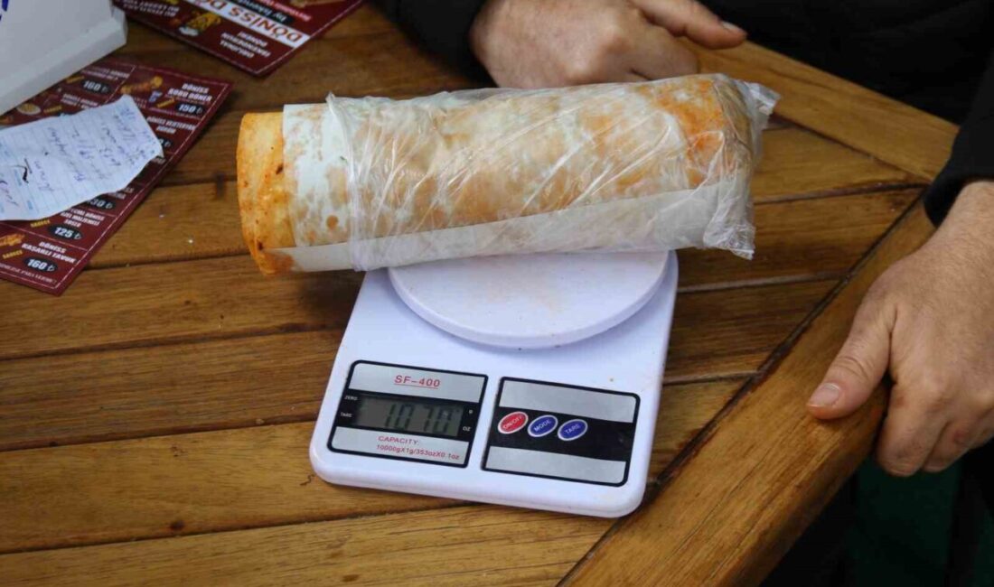 Eskişehir’de esnaf Suat Gelin, 1 kilogramlık dürümü ayranla birlikte 150