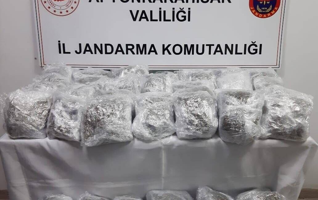 AFYONKARAHİSAR (AA) – Afyonkarahisar'da uyuşturucu operasyonunda yakalanan 3 zanlı tutuklandı.