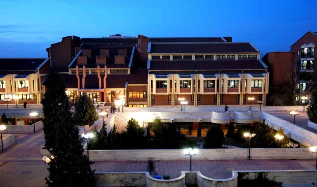 Sınav haftasında en yoğun günlerini yaşayan Anadolu Üniversitesi Kütüphanesi, 7/24