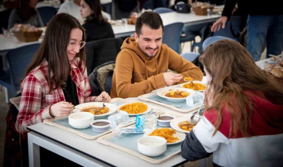 Anadolu Üniversitesi, öğrencilerine sunduğu sosyal imkânlar ve eğitim hayatını kolaylaştıran