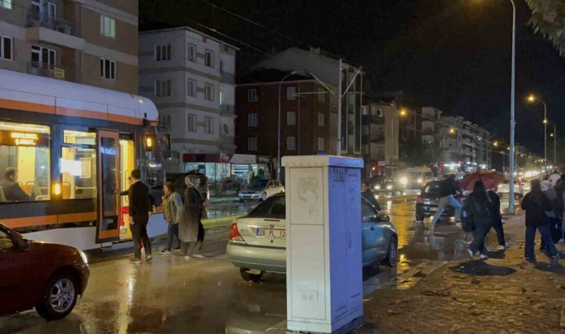 “Avrupa kenti” olarak anılan Eskişehir’de akşam saatlerinde aniden bastıran yağmur