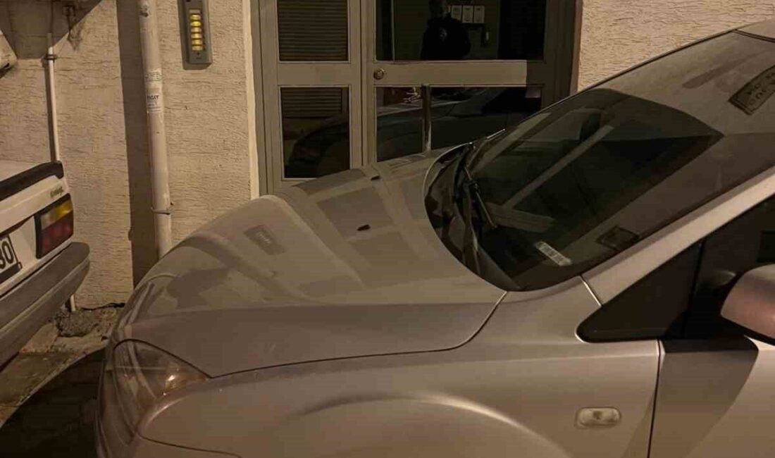 Eskişehir’de bir evin giriş kapısına park edilen otomobil, vatandaşın binaya