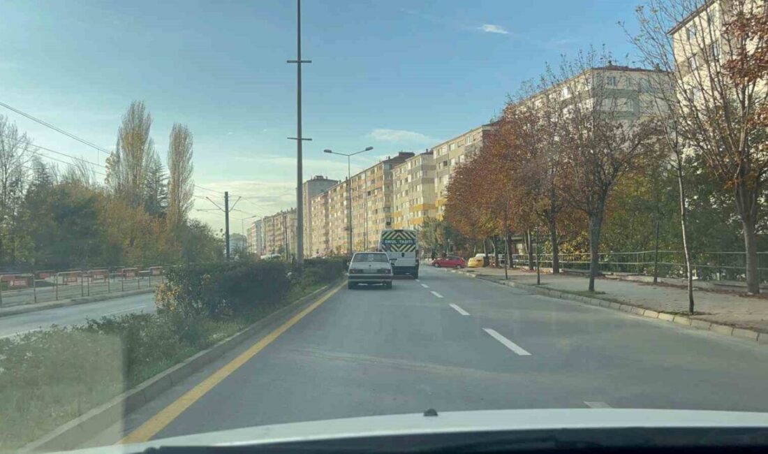 Eskişehir’de caddede seyreden abartı egzoza sahip ve arka camında “Yakışır