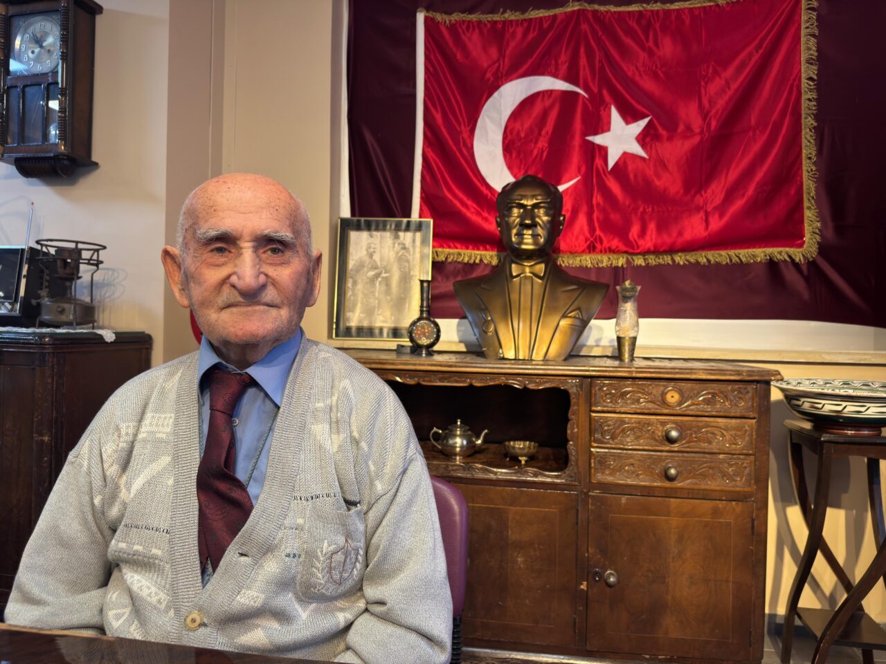 - İzmir'de yaşayan Halil İbrahim İnan:
- "O gün annem ağlıyor.