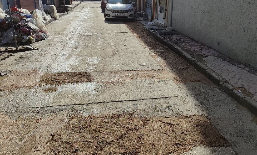 Eskişehir’de, alt yapı çalışmaları sebebi ile sokakta oluşan ve onarılmayan