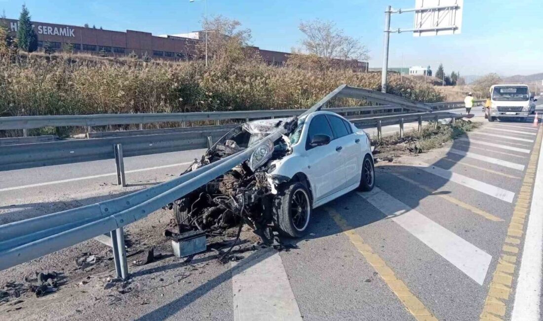 Bilecik’in Bozüyük ilçesinde seyir halindeki otomobil, sürücüsünün direksiyon hakimiyeti kaybetmesi