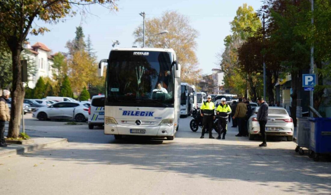 Bilecik’in en yoğun araç trafiğinin yaşandığı Cumhuriyet caddesinin ’Umre Uğurlama