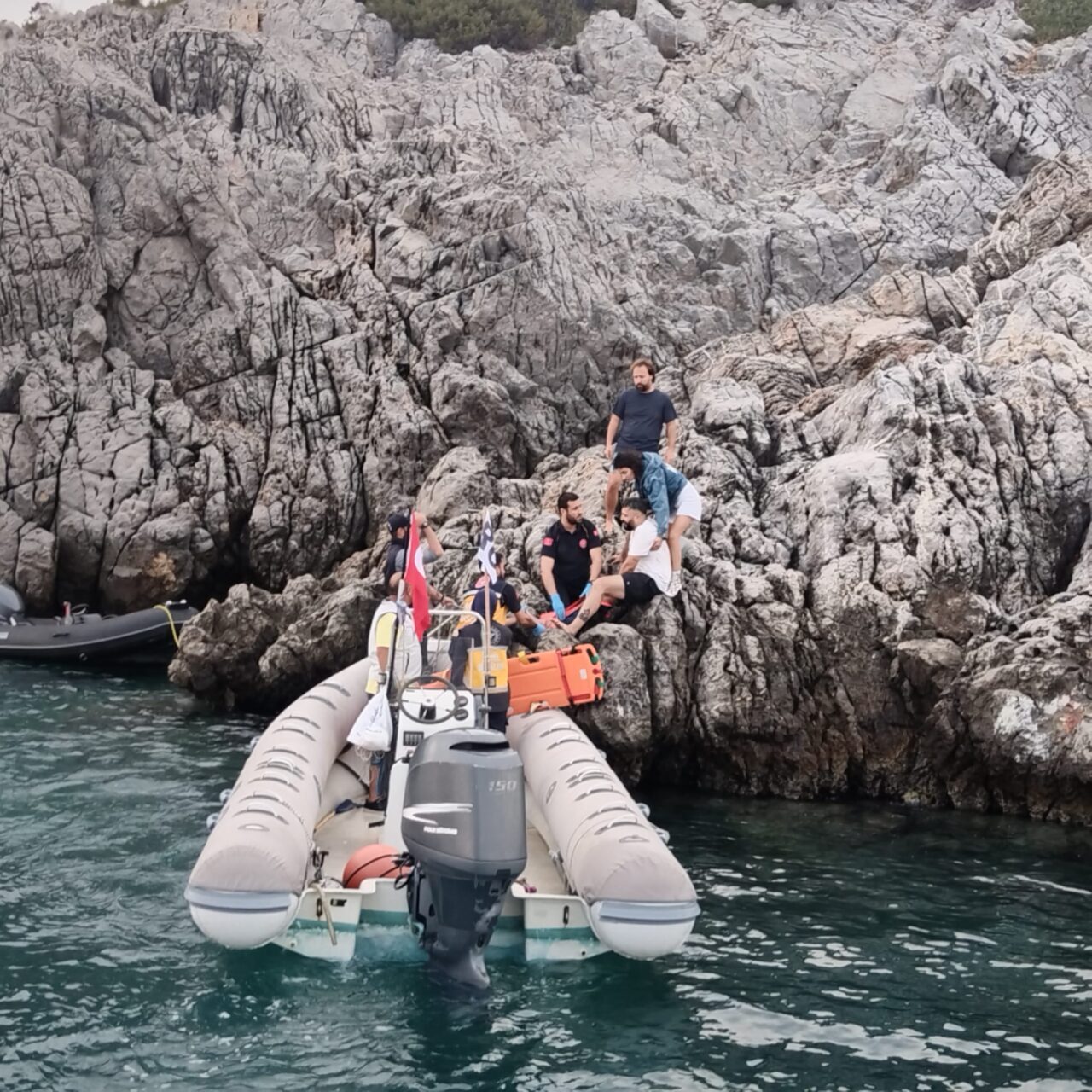 MUĞLA (AA) – Muğla'nın Bodrum ilçesinde, kayalıklara çarpan lastik bottaki