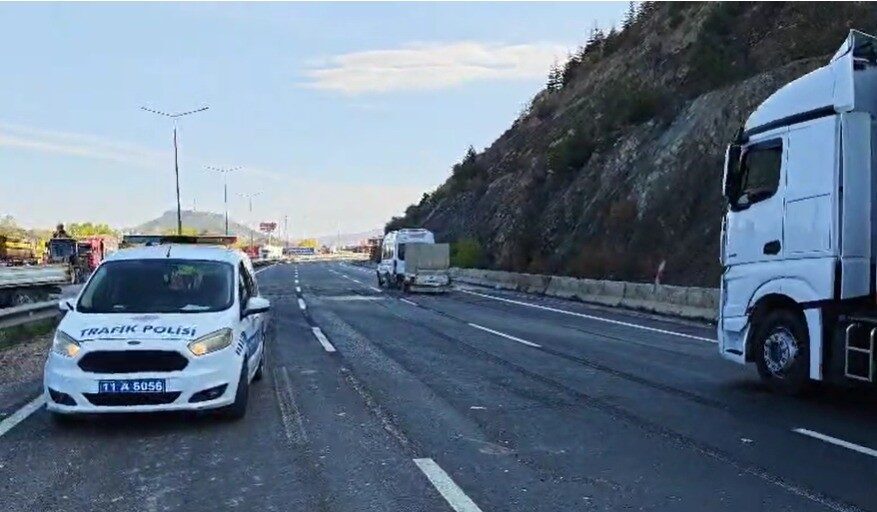 Bursa-Eskişehir yönünde Bozüyük Çevreyolu’nda sürdürülen asfalt yenileme çalışmalarında sona gelinerek
