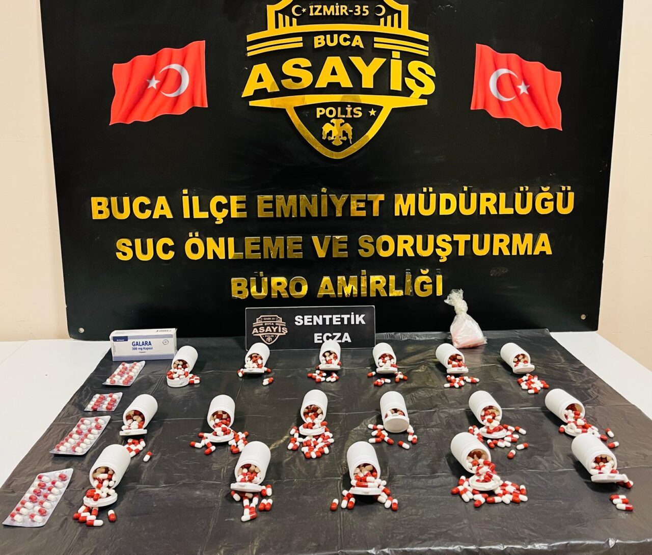 İZMİR (AA) – İzmir'in Buca ilçesinde evinde uyuşturucu madde ele