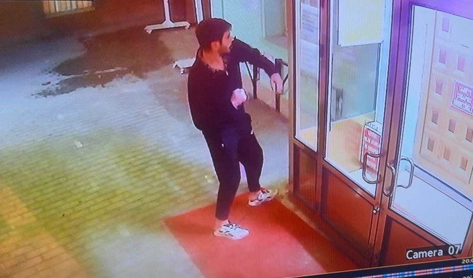 Eskişehir’de camları kimliği belirsiz bir şahıs tarafından yumrukladığı anlar güvenlik