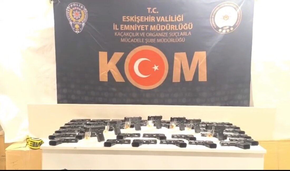Eskişehir girişinde çekici üstündeki arızalı görünümü verilen araçta arama yapan