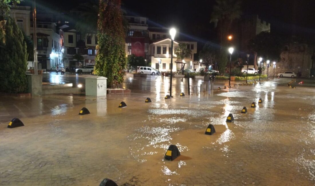 İZMİR (AA) – İzmir'in Çeşme ilçesinde kuvvetli sağanak nedeniyle cadde