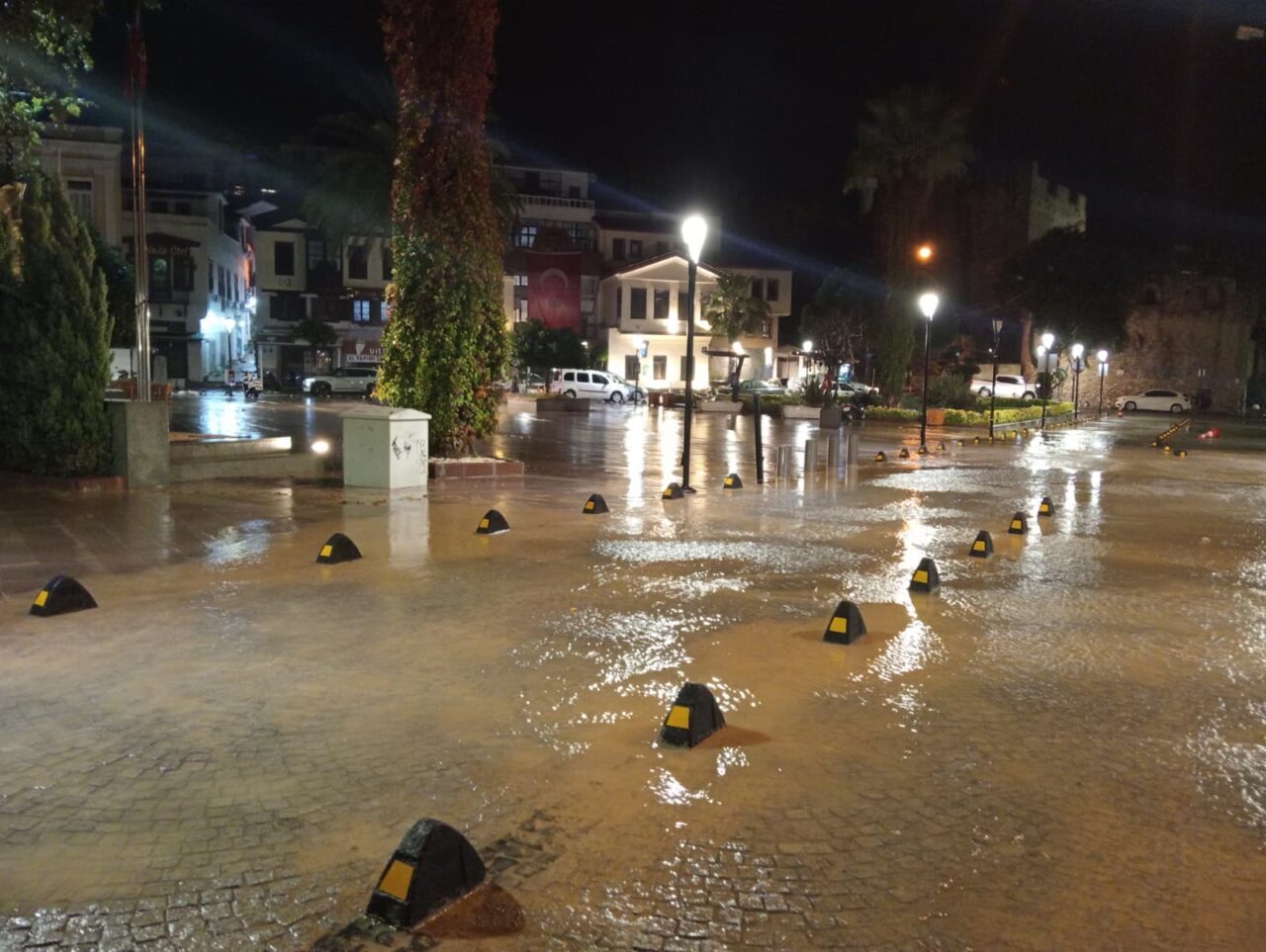 İZMİR (AA) – İzmir'in Çeşme ilçesinde kuvvetli sağanak nedeniyle cadde