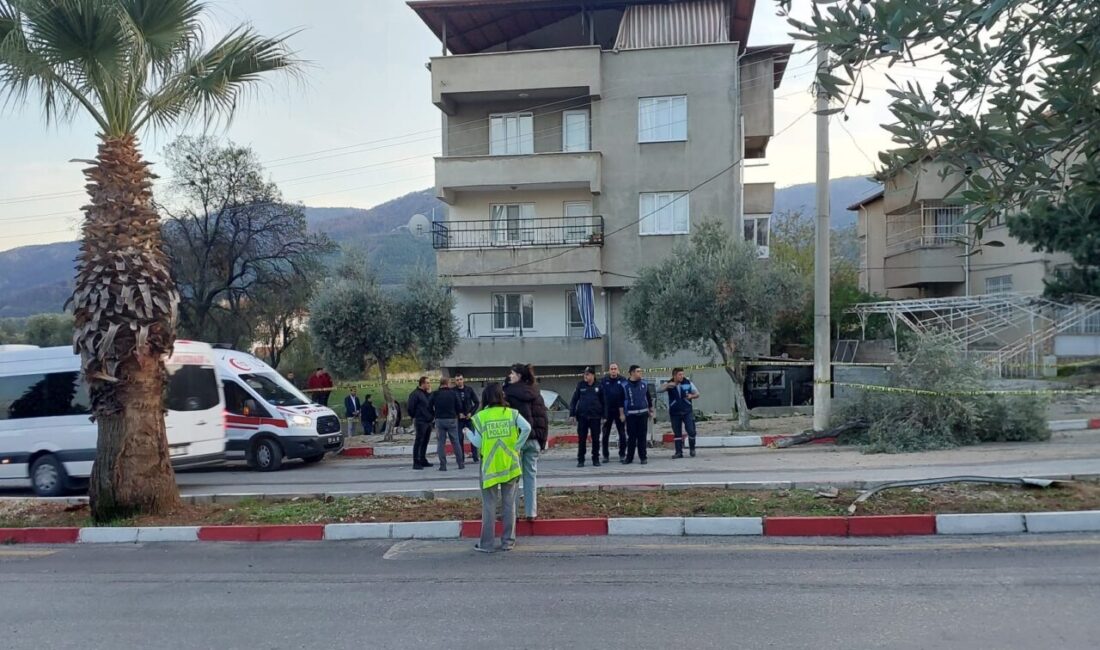 DENİZLİ (AA) – Denizli'nin Buldan ilçesinde kaldırımdaki ağaca çarptıktan sonra