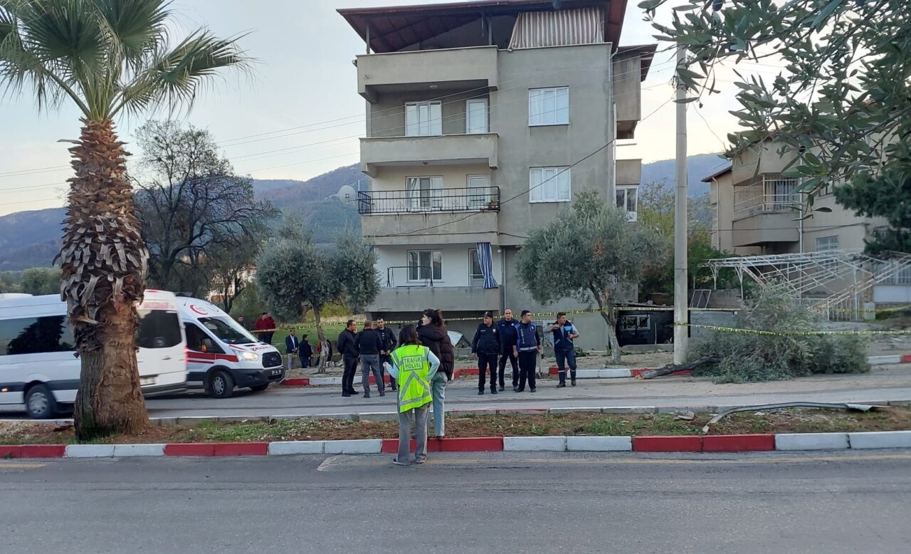 DENİZLİ (AA) – Denizli'nin Buldan ilçesinde kaldırımdaki ağaca çarptıktan sonra