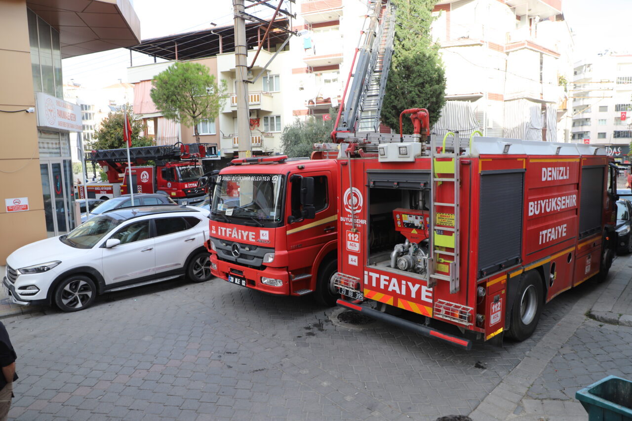 DENİZLİ (AA) – Denizli'nin Pamukkale ilçesinde bir apartmanın çatı katında