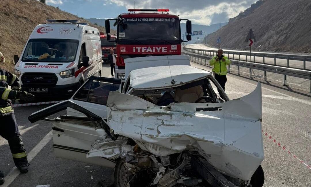 DENİZLİ (AA) – Denizli'nin Honaz ilçesinde kamyona arkadan çarpan otomobildeki