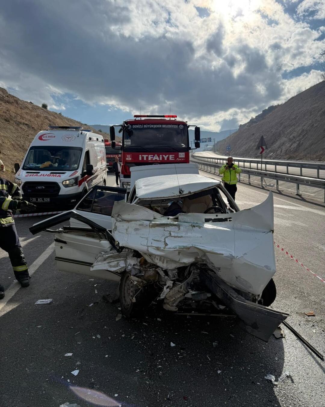 DENİZLİ (AA) – Denizli'nin Honaz ilçesinde kamyona arkadan çarpan otomobildeki