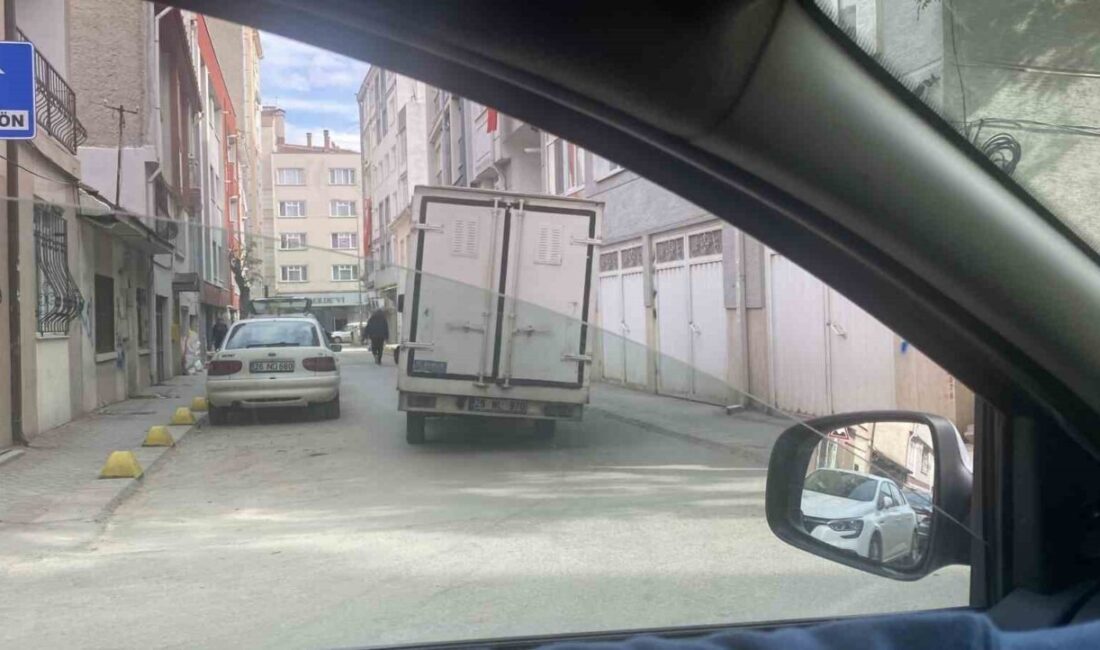 Eskişehir’de sağa doğru eğik olan ve devrilecekmiş gibi gözüken bir