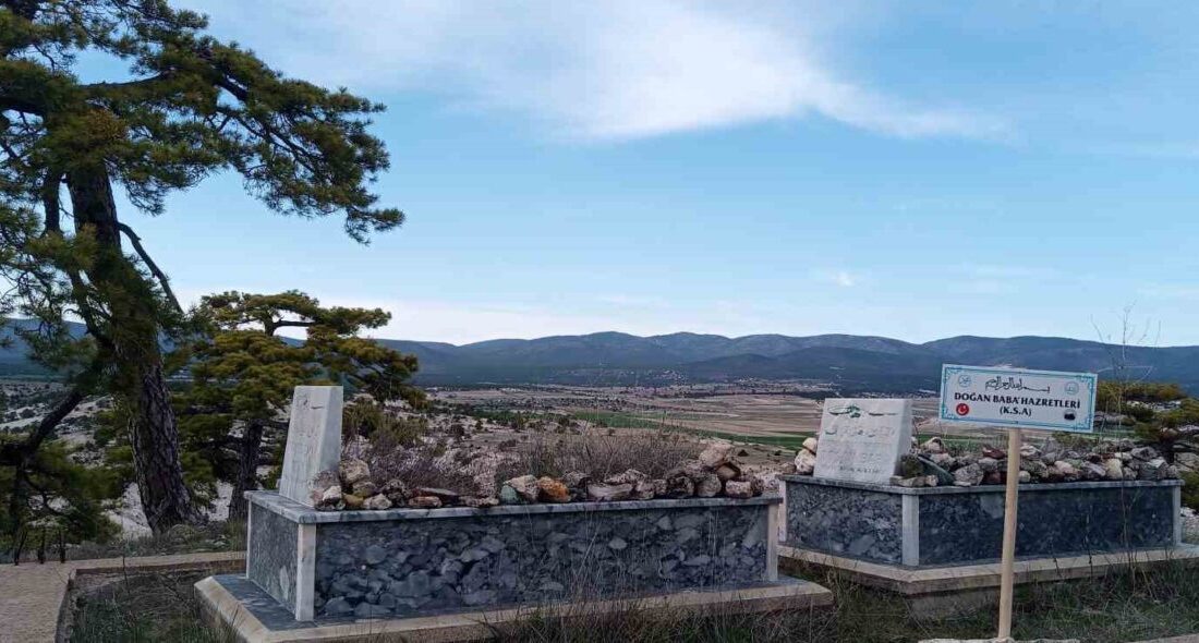 Eskişehir’in Beylikova ilçesi Doğanoğlu köyünde bulunan Doğan Baba ve gelininin