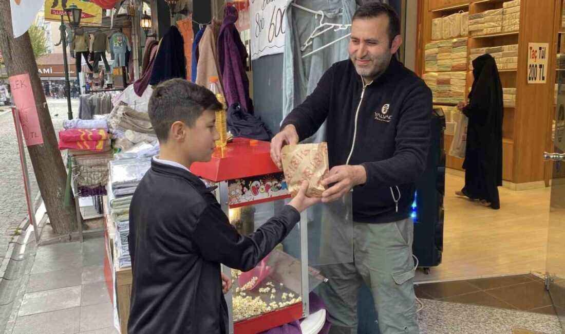 Eskişehir’de bir perde işletmesi, müşteri çekebilmek ve dükkan önünü kalabalık
