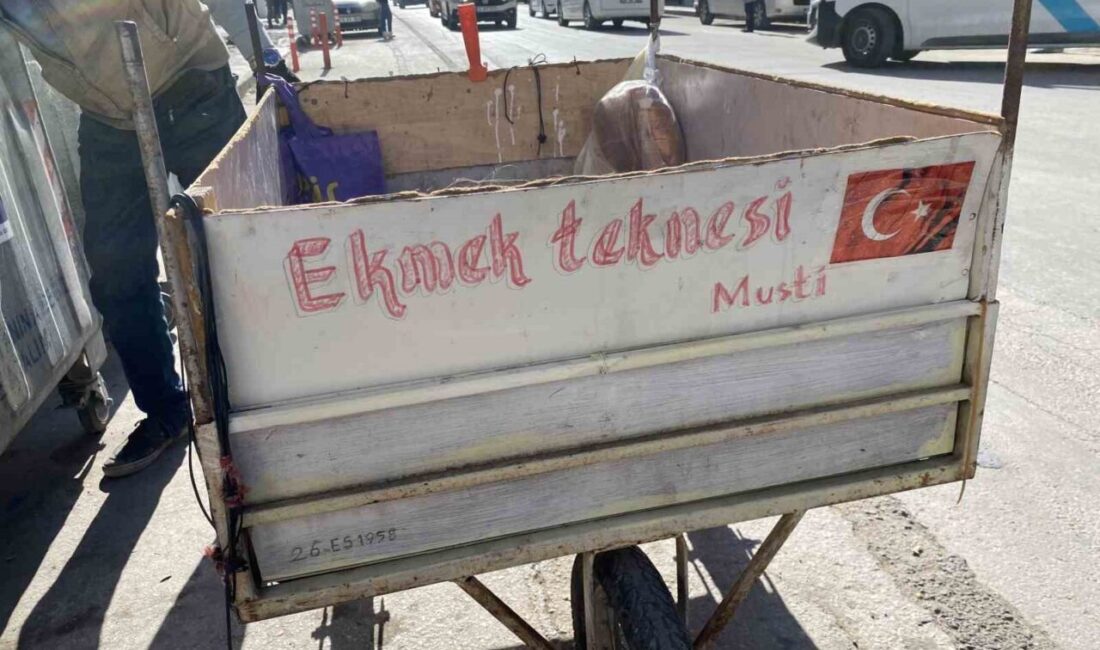 Eskişehir’de üzerinde ‘Ekmek Teknesi’ yazan el arabası ile geri dönüşüm