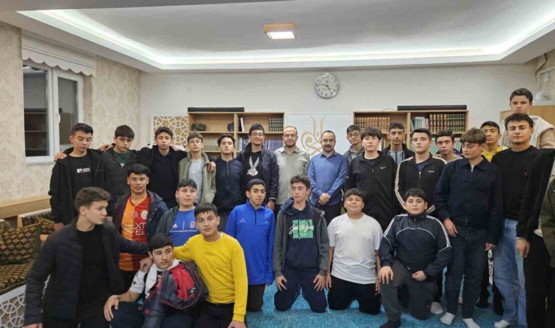 Emirdağ Fen Lisesi erkek öğrencileri Emirdağ Diyanet Gençlik Merkezi’nde buluştu.