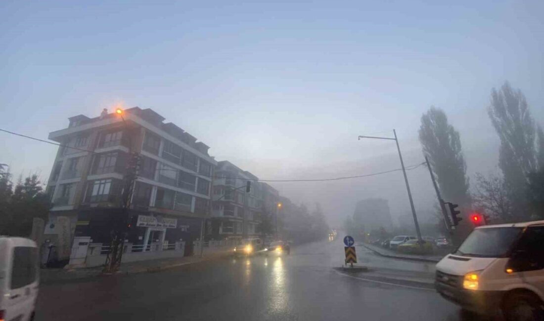 Eskişehir’de etkili olan sis ilginç görüntü oluşturdu. Sabah saatlerinden itibaren