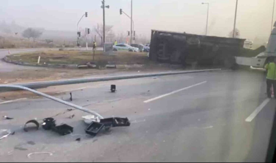 Eskişehir’de sürücüsünün kontrolünden çıkan ve kavşakta yan yatan tır trafiği