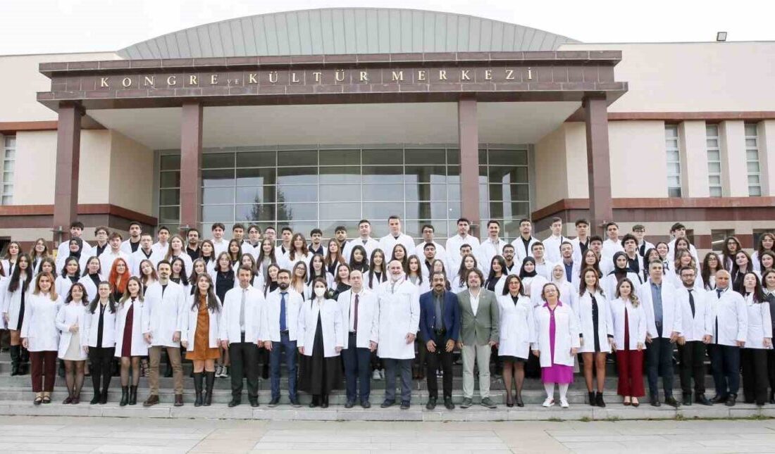 Eskişehir Osmangazi Üniversitesi (ESOGÜ) Diş Hekimliği Fakültesi 1’inci sınıf öğrencileri,