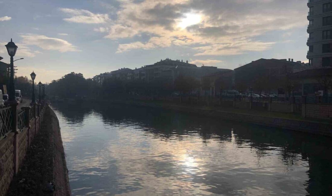 Eskişehir’de sabahın erken saatlerinde güneş ve Porsuk Çayı’nın uyumu ile