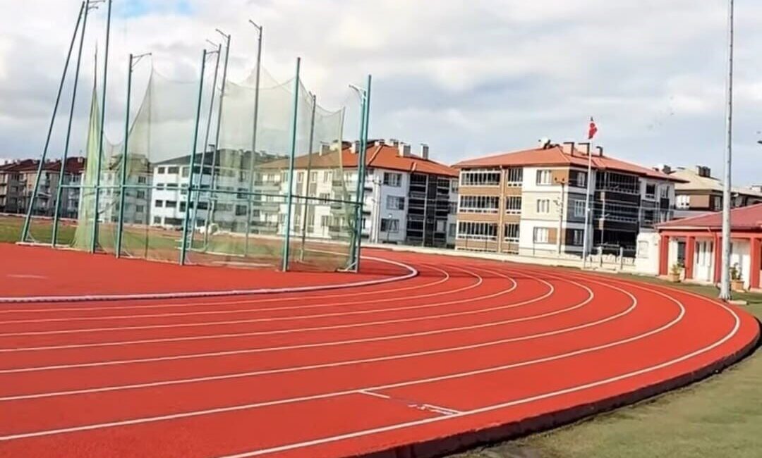 Kütahya’nın önemli spor alanlarından Halil Akkaş Atletizm Stadı, kapsamlı tadilat