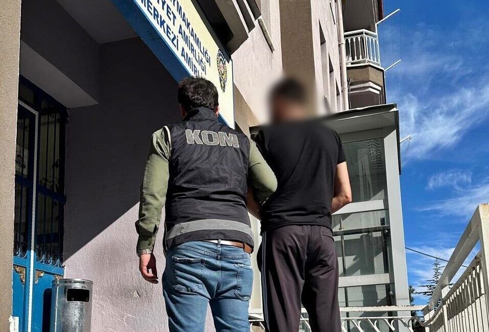 Afyonkarahisar’da 10 yıl 4 ay hapis cezasıyla aranan şahıs polis