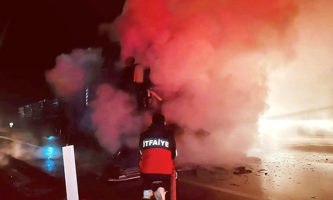 Kütahya’da kara yolunda seyir halindeki tırın motor kısmında çıkan yangın