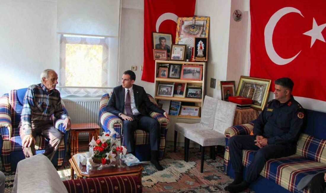 Hisarcık Kaymakamı Erkan Atam, şehit Yüksel Arık’ın mezarını ve ailesini