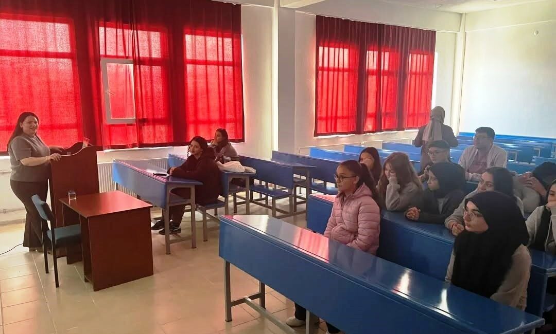 Kütahya Dumlupınar Üniversitesi (DPÜ) Hisarcık Meslek Yüksekokulu’nda gerçekleştirilen “Üniversitede Bir