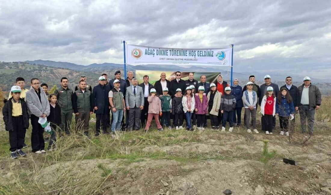 Kütahya’nın Hisarcık ilçesinde “Milli Ağaçlandırma Günü” nedeniyle 150 karaçam fidanı