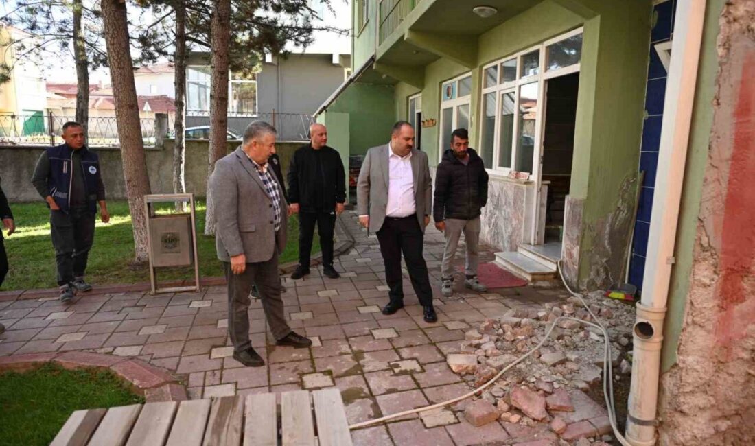 Eskişehir’de İnönü Belediyesi’nce, İsmetpaşa Camii’nin çevresinde düzenleme ve kaldırım yenileme