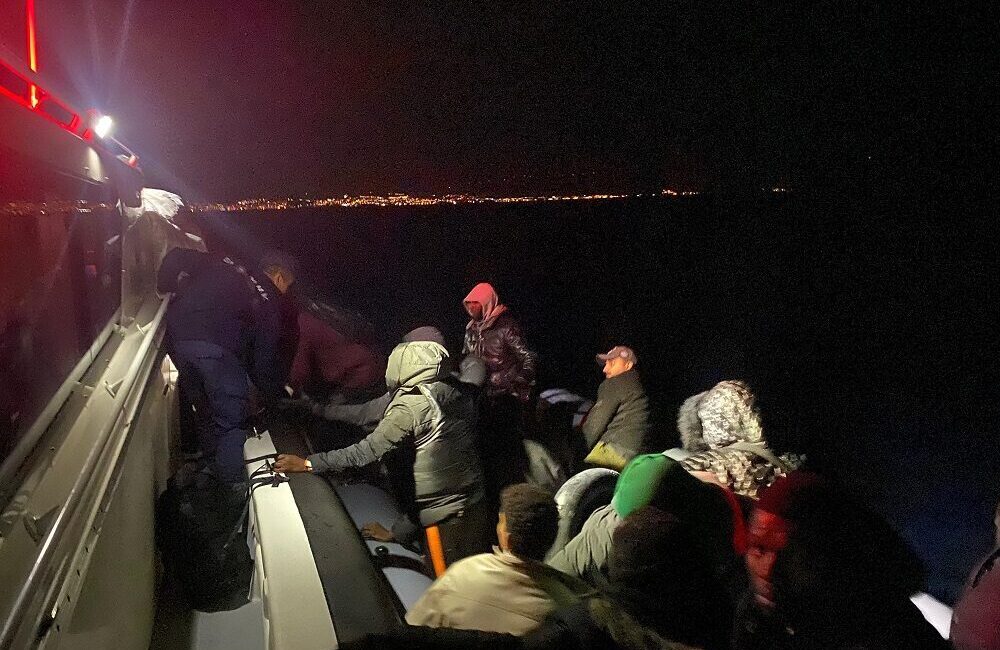 İZMİR (AA) – İzmir'in Selçuk ilçesi açıklarında 23 düzensiz göçmen
