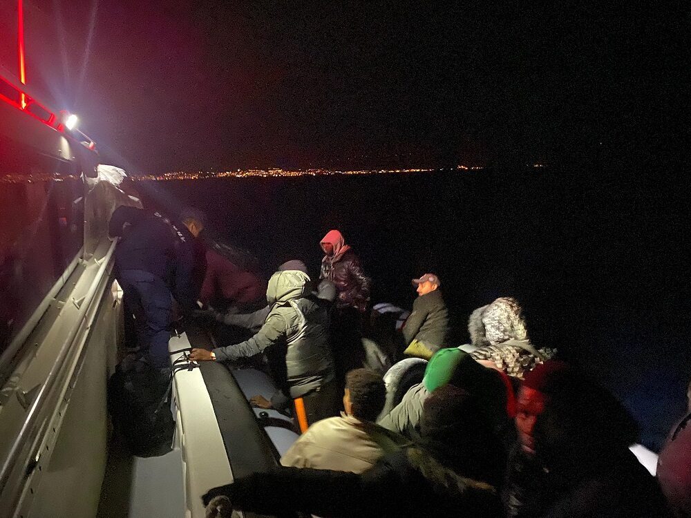 İZMİR (AA) – İzmir'in Selçuk ilçesi açıklarında 23 düzensiz göçmen