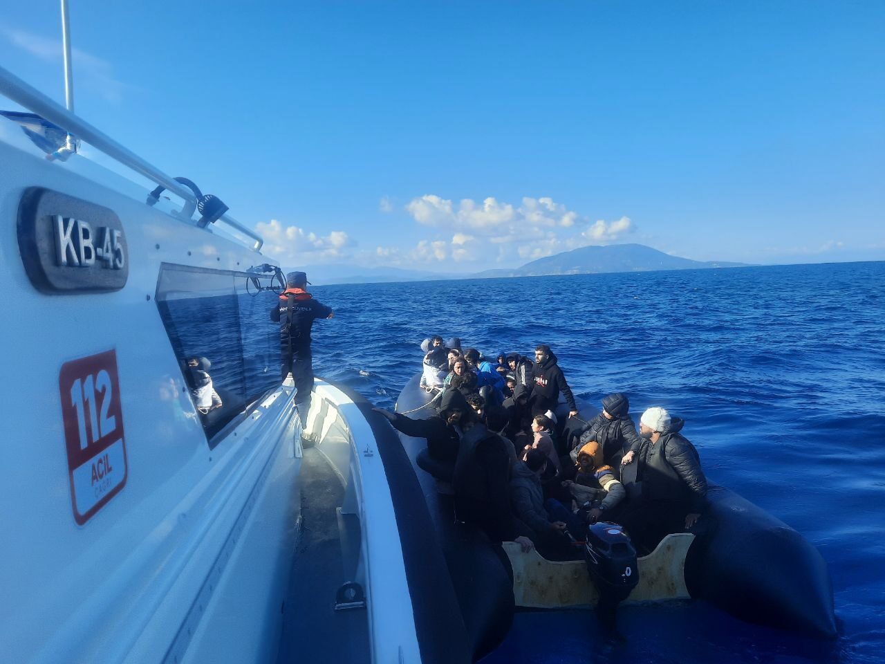 İZMİR (AA) – İzmir'in Dikili ilçesi açıklarında 88 düzensiz göçmen
