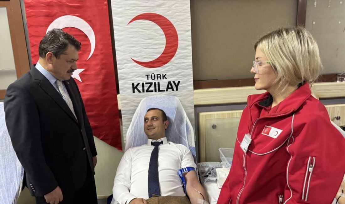İZMİR (AA) – İzmir Adliyesi çalışanları, Türk Kızılay'a kan bağışında