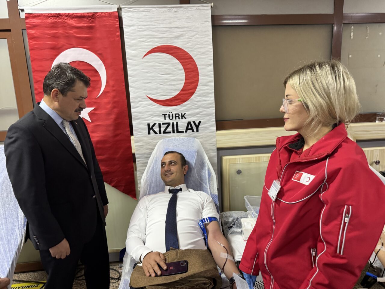 İZMİR (AA) – İzmir Adliyesi çalışanları, Türk Kızılay'a kan bağışında